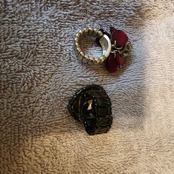 Two Stretchy Rings - Picture 4 of 5